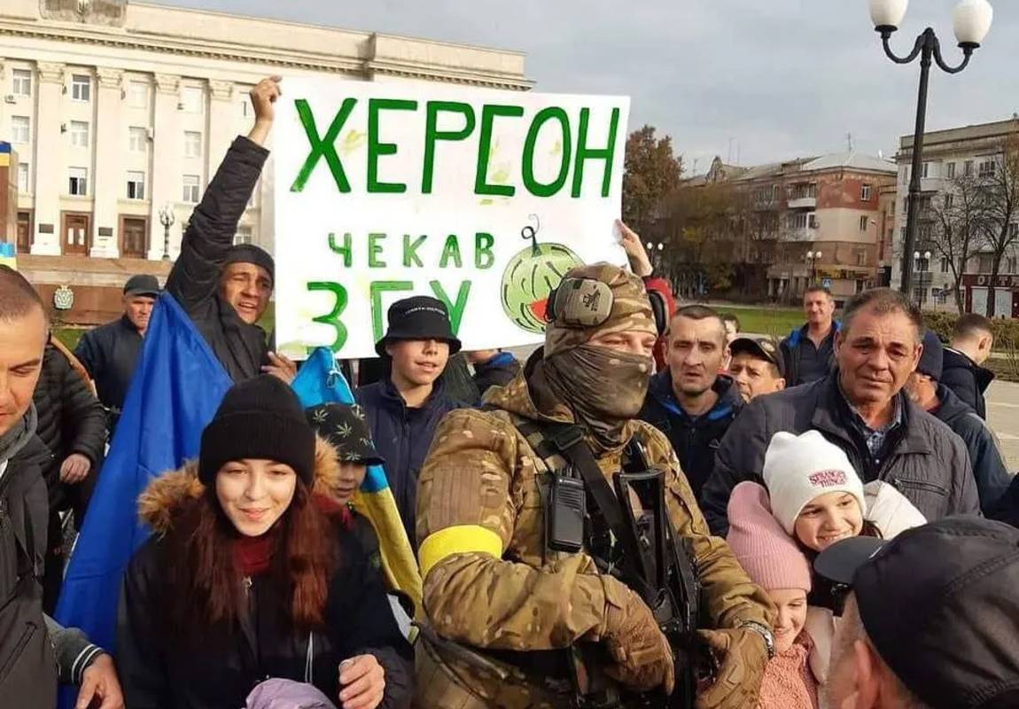 Херсон повертається під контроль України: сотні людей вийшли зустріти бійців ЗСУ в центрі міста