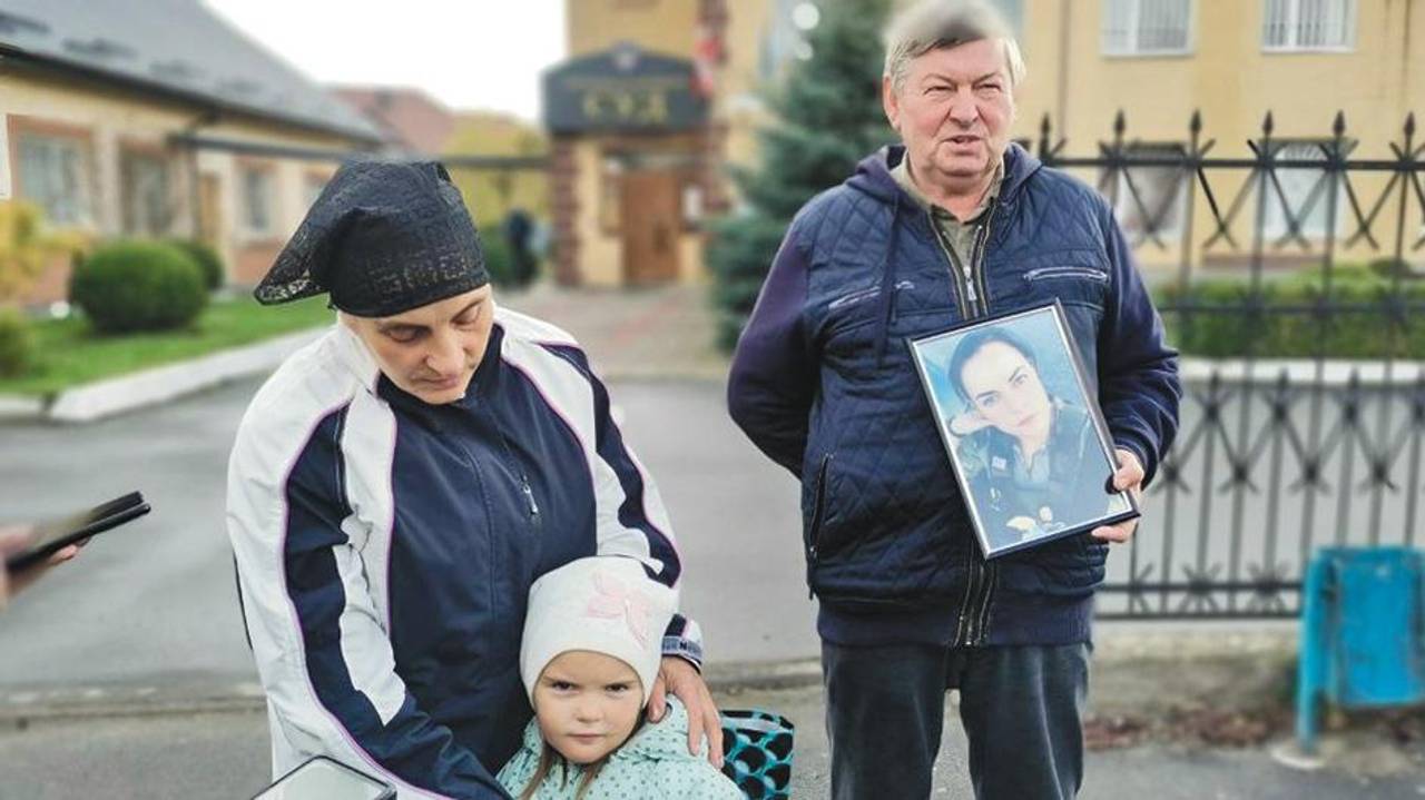 Василь Созонюк, його дружина Віра та онука Оксана під стінами суду.