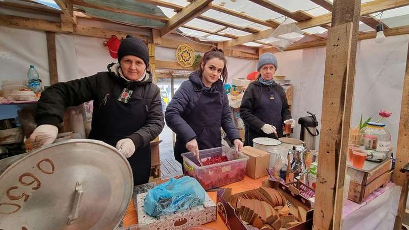 ● Волонтери готують їжу для тих, хто не може зробити цього вдома.