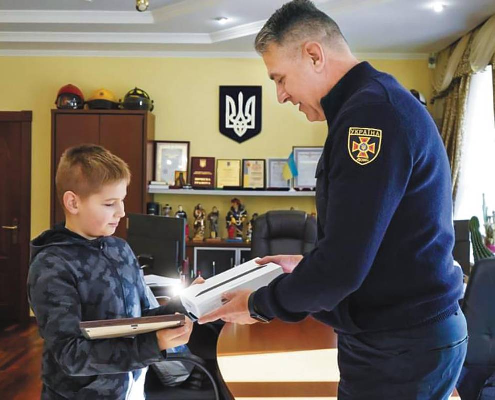 Сашко Дем’яненко отримав від рятувальників грамоту і планшет.