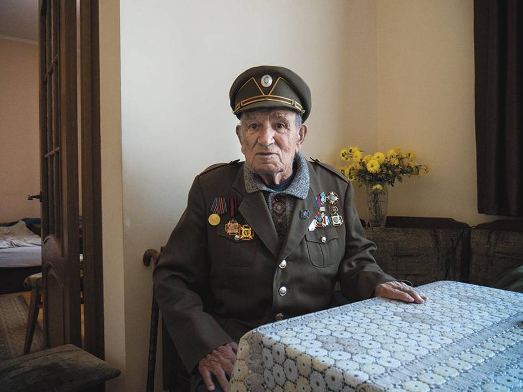 У чоловіка безліч нагород та орденів.