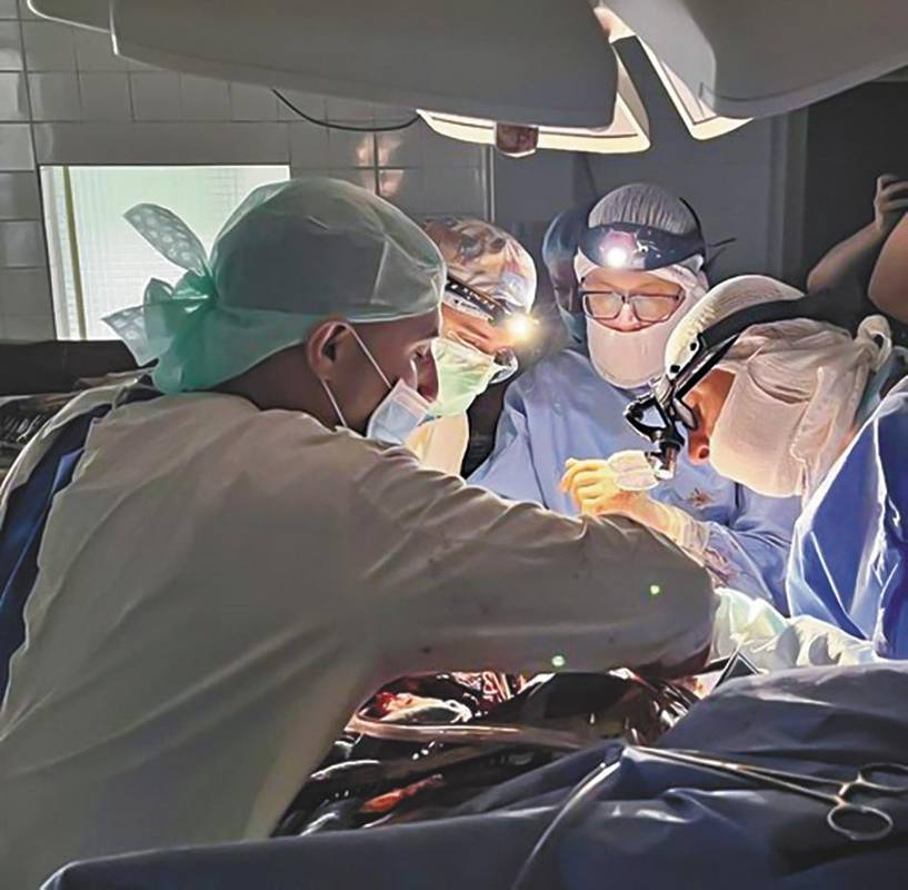 Медики лікарні Дніпра рятують життя пацієнту під час блекауту.