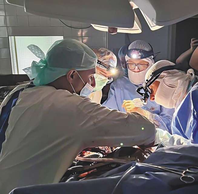 Медики лікарні Дніпра рятують життя пацієнту під час блекауту.