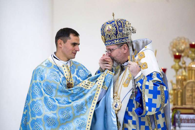 Глава УГКЦ цілує руку священника з окупованого Мелітополя.