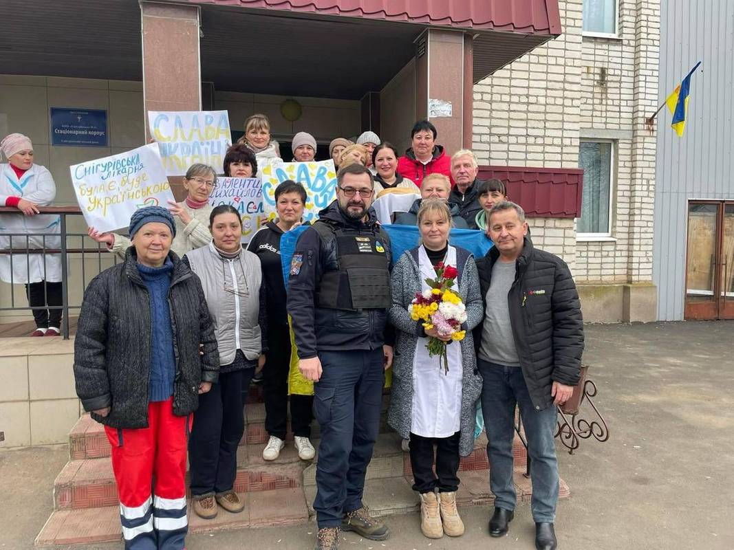 Колектив Снігурівської лікарні зустрічає ЗСУ після звільнення міста.
