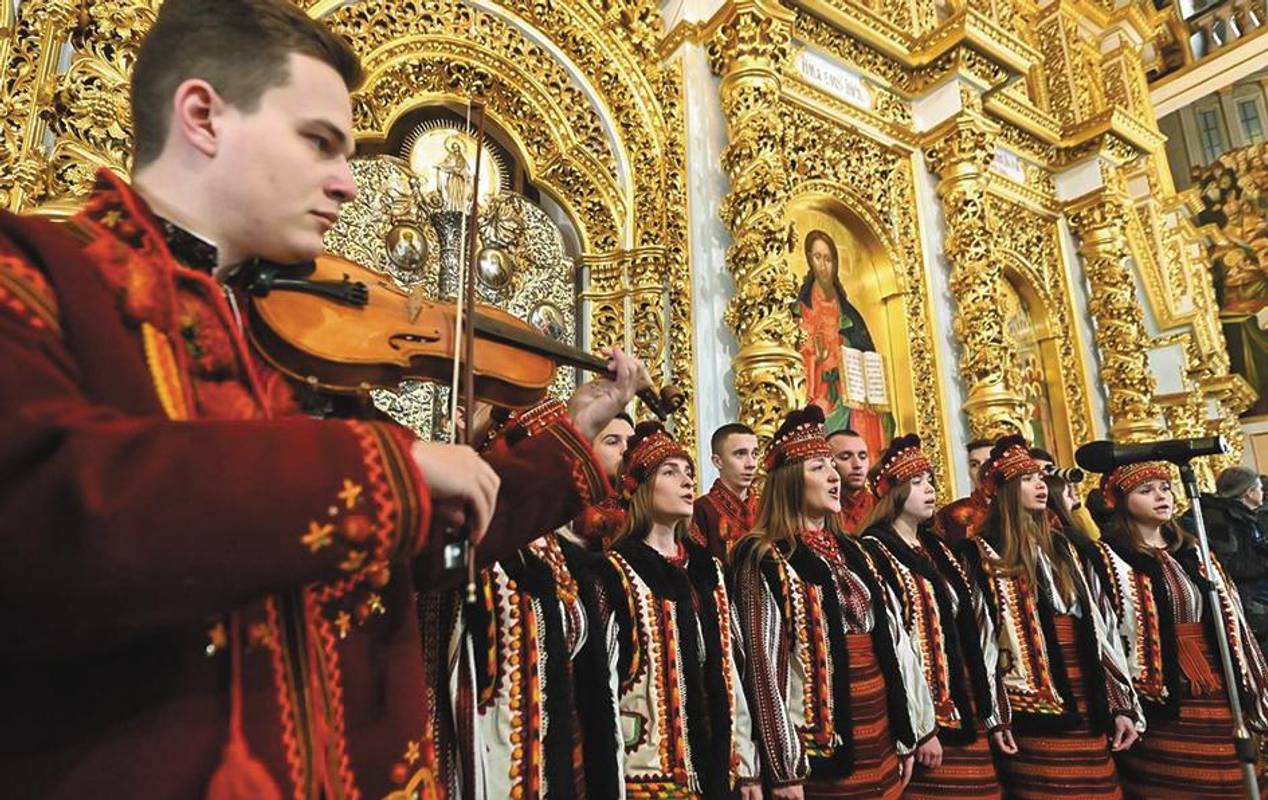 Хор з Івано-Франківська колядує в Свято-Успенському храмі Києво-Печерської лаври.