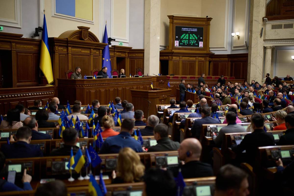 Парламент позбавив мандатів Віктора Медвечука і ще чотирьох народних депутатів