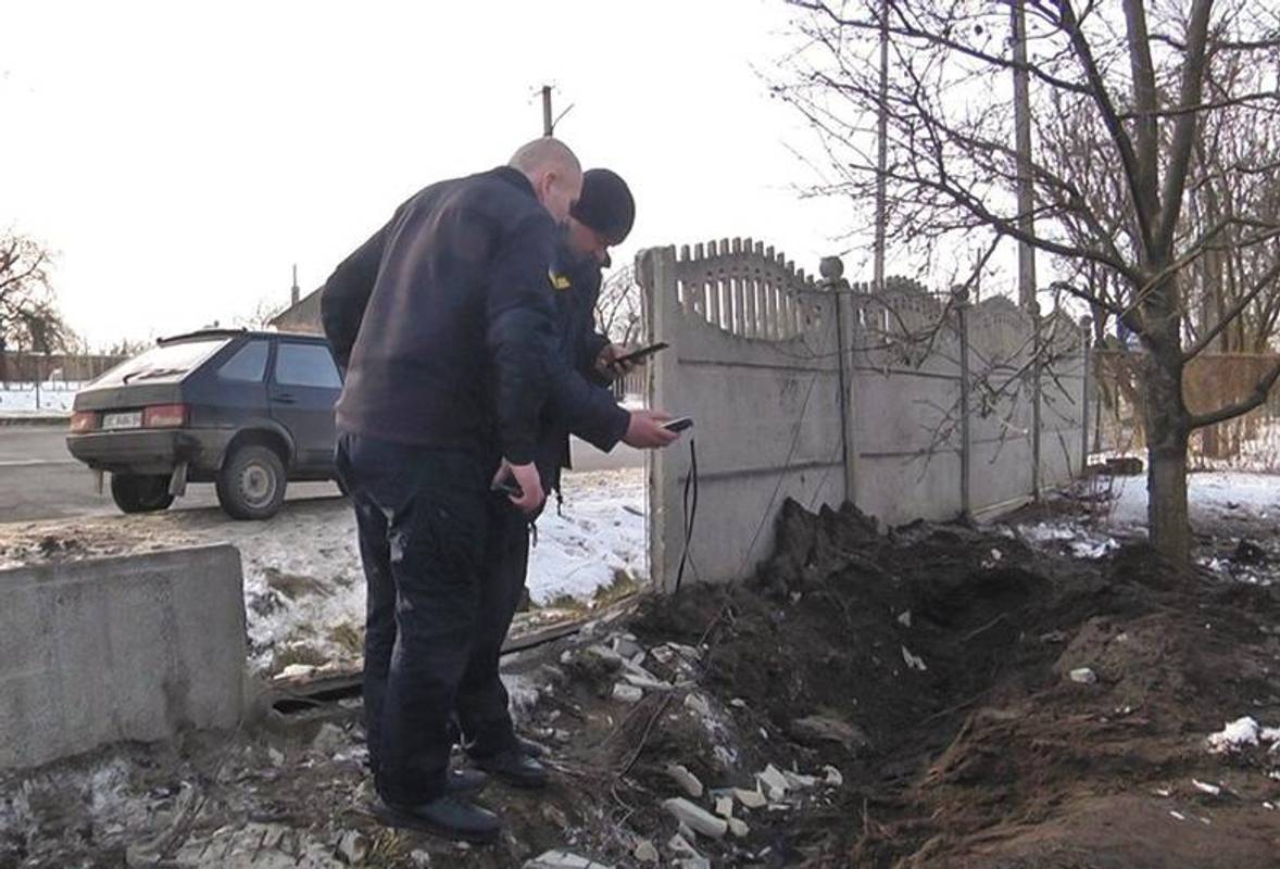 Вибухотехніки, які працювали на місці падіння ракети, вивезли її з села через дві години.