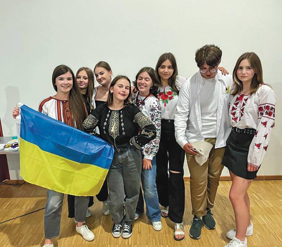 Минулого року школярі їздили у мовний табір до Німеччини. Дівчата вирішили одягти вишиванки.