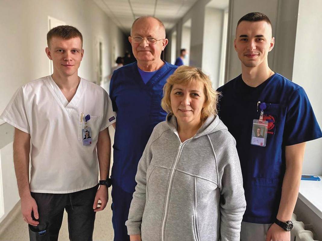 ● Вдячна пацієнтка з командою медиків.