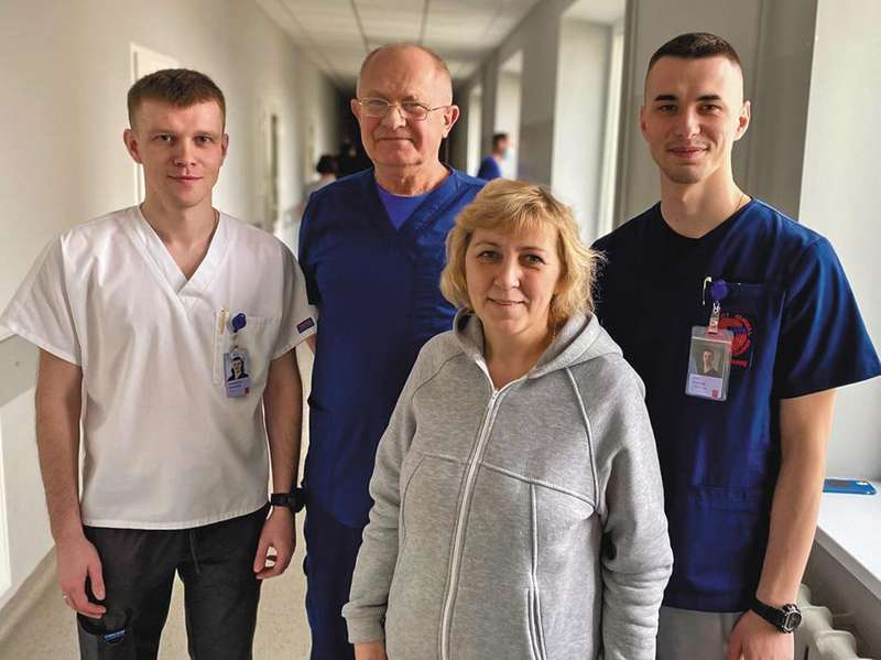 ● Вдячна пацієнтка з командою медиків.