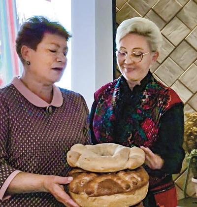 ● Ось такі обрядові хліби випікає Тетяна Янчева-Дукова (ліворуч).
