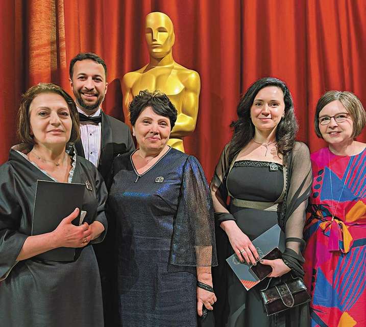 ● Ольга Тронова та Маргарита Бурлуцька (ліворуч) з іншими учасниками команди на церемонії “Оскар”.