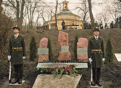 ● Монумент “Іловайськ. ДАП. Дебальцеве” на Аскольдовій могилі.