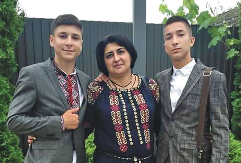 ● Олена Фоменко та її сини.