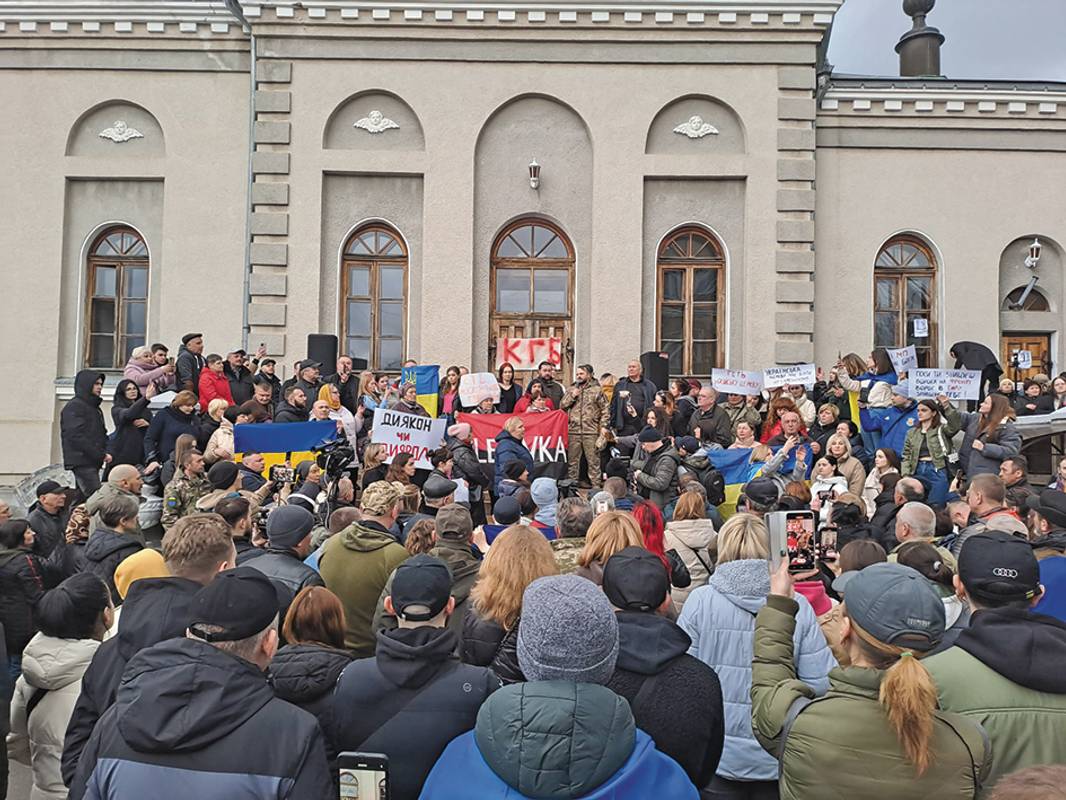 ● Підтримати перехід парафії до ПЦУ прийшли понад три тисячі людей.