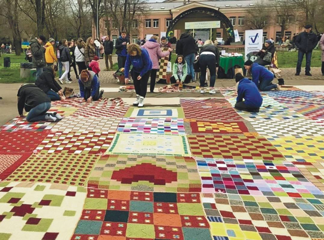 Рекорд “1000 сердець”. У Кривому Розі зв’язали найбільший в Україні вовняний плед