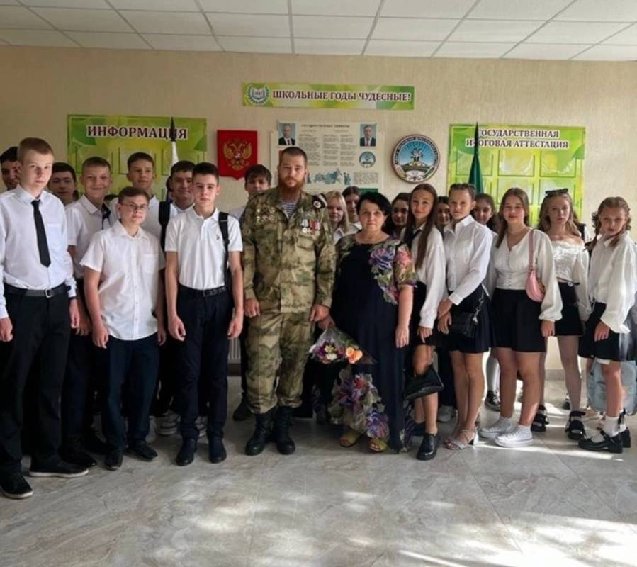 У Росії школярів готують не до навчання, а до війни. 1 вересня зі зброєю у руках і формі   