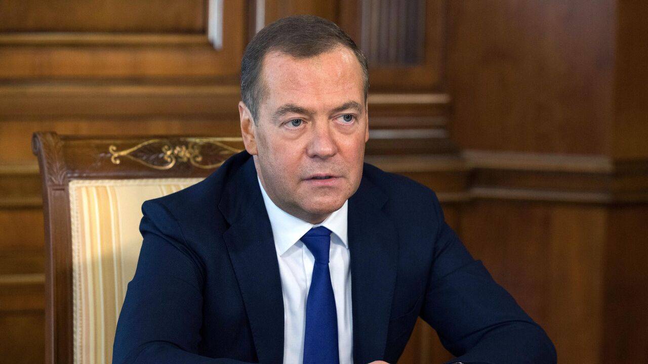 Медведєв звинуватив Зеленського в співпраці з ІДІЛ. Дає спонсорські внески