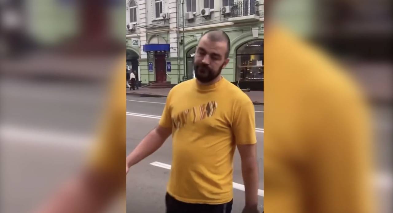 Просили обслуговувати українською: у Києві таксист вигнав пасажирок і назвав їх хворими