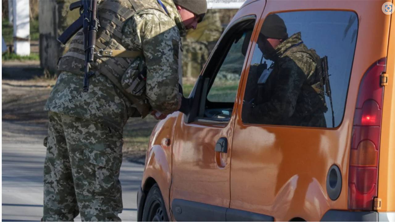 Мобілізація: співробітникам ТЦК дозволять зупиняти чоловіків на вулиці і перевіряти документи