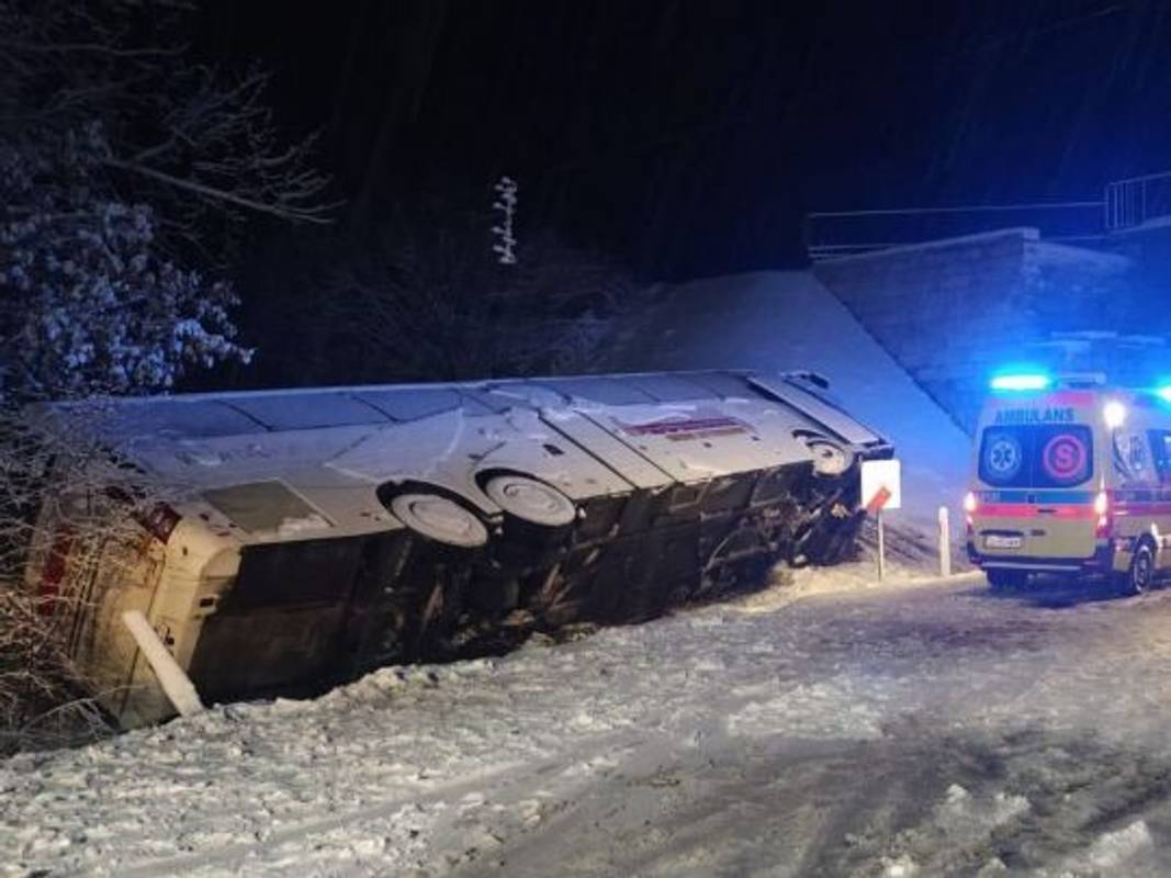 У Польщі перекинувся рейсовий автобус з десятками українців: постраждалих доправили в лікарню