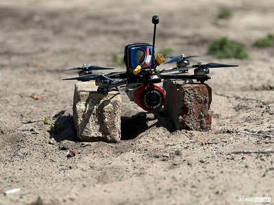 Війна дронів: український FPV-квадрокоптер вперше у світі збив ворожий безпілотник [відео]
