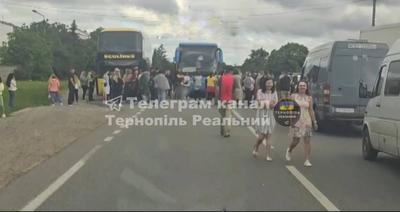 Пасажири автобуса перекрили трасу національного значення через ТЦК (відео)