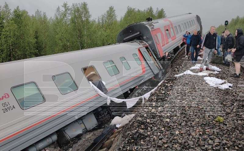 У Росії перекинувся пасажирський поїзд: рятувальна операція одразу пішла не за планом