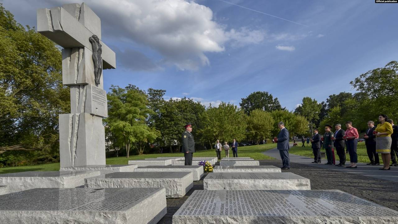 Пам’ятник жертвам Волинської трагедії у Варшаві