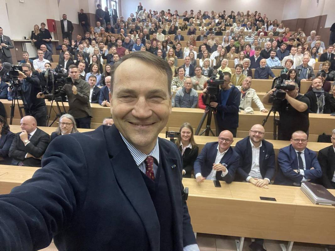 Фото зі сторінки Радослава Сікорського у соцмережі Фейсбук.