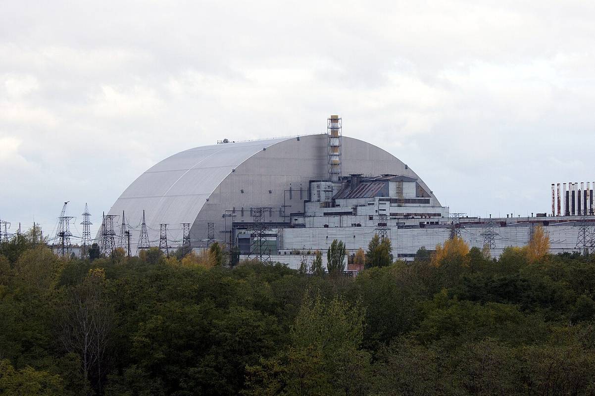 Ворог суттєво пошкодив захисну арку над енергоблоком ЧАЕС. Чи є загроза витоку радіації?