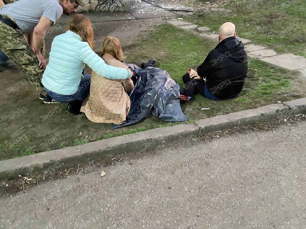 Батьки біля загиблого сина, фото: telegram.org