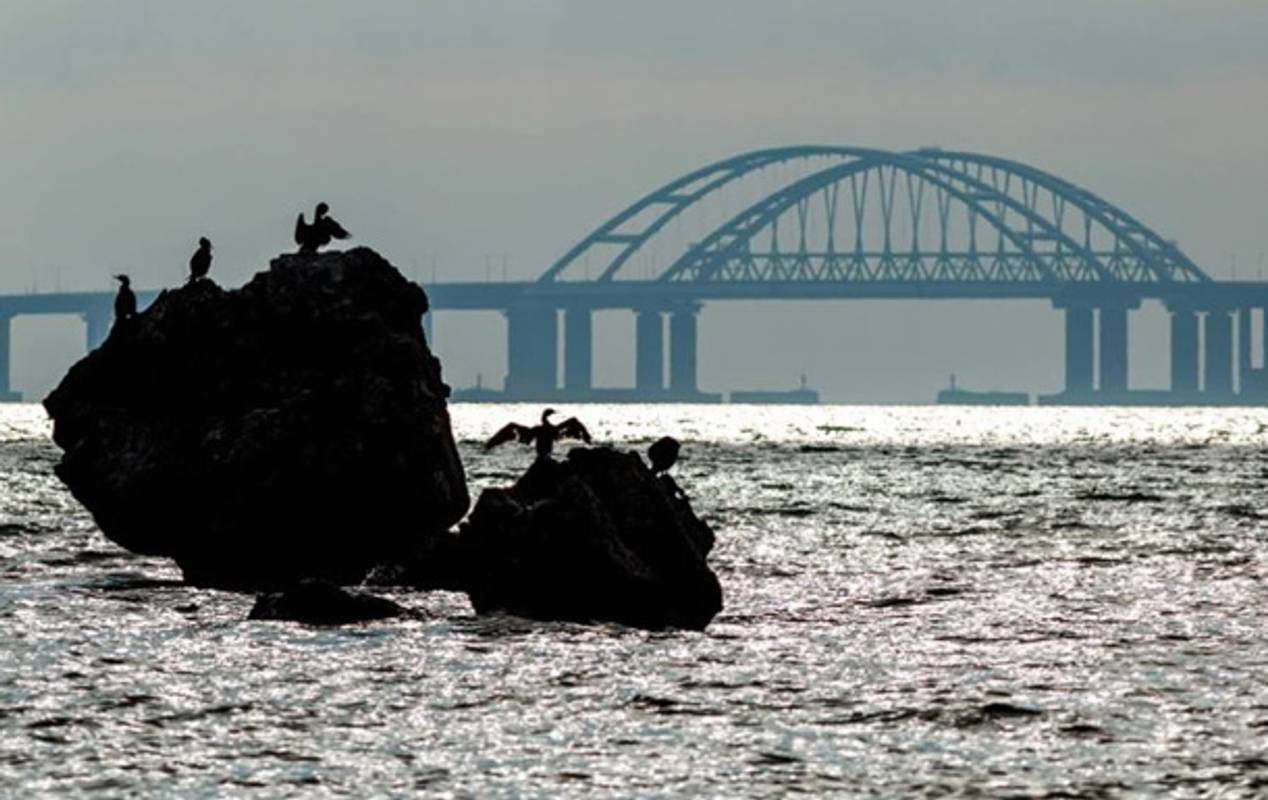Вибухова ніч у Росії та в Криму: окупанти перекрили Керченський міст (відео)