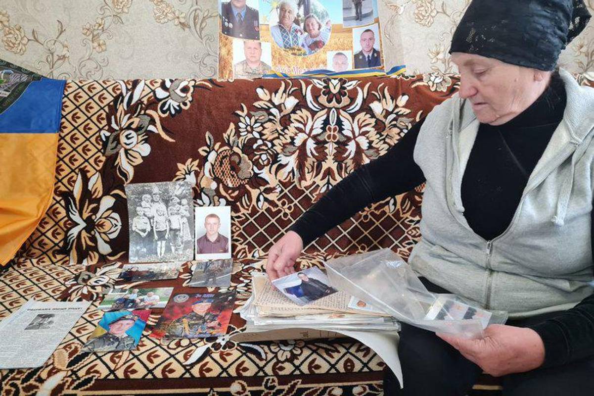 ● Нині материнське серце найбільше болить за Любомиром.
