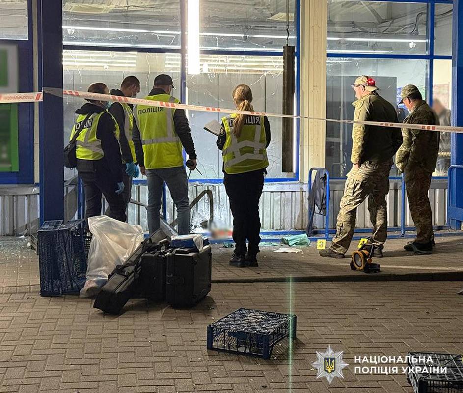 Кинув гранату у натовп: у Житомирі чоловік поранив шістьох людей біля супермаркету