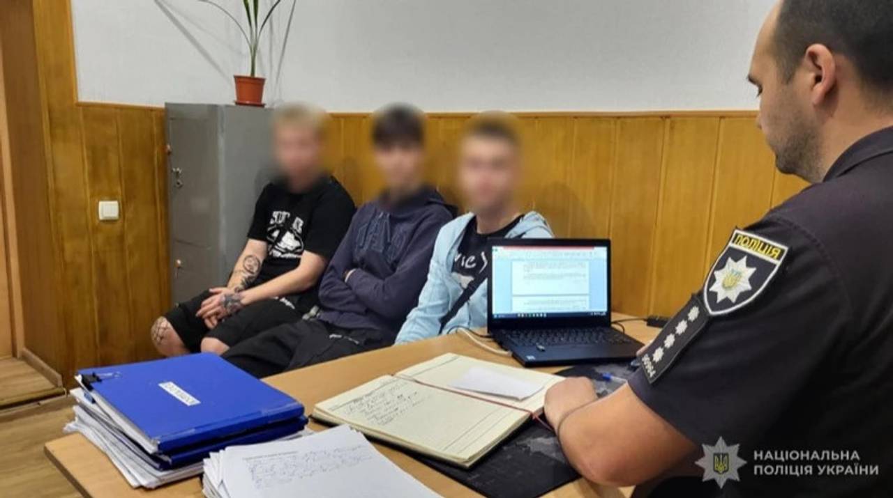 Поліція затримала юнаків, які зняли і розтрощили український прапор (відео)