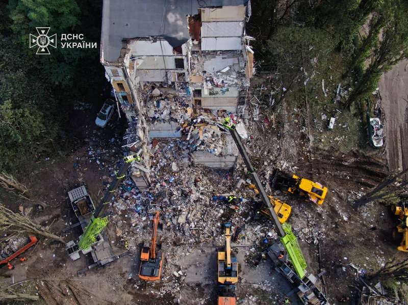 Під час атаки на Київ дівчина дивом вижила після того, як її викинуло з дев'ятого поверху