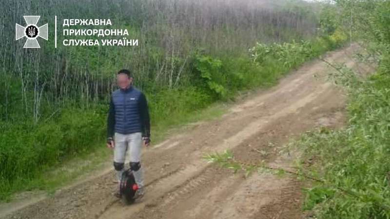 Фото: ДПСУ (з України тікають навіть на моноколесі)