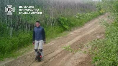 Фото: ДПСУ (з України тікають навіть на моноколесі)