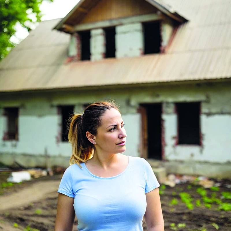 Удруге біля розбитого корита