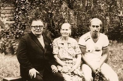 Майбутній диктатор РФ із батьками у 1985 році фото: wikipedia.org.