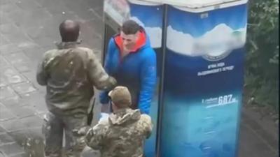 Скриншот з відео.