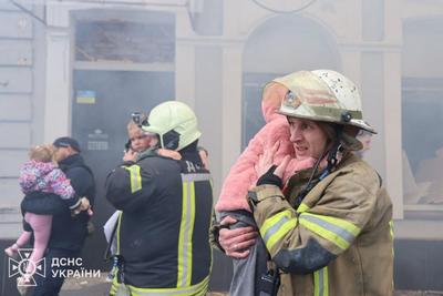 Окупанти вдарили по дитсадку у Харкові. Рятувальники виносили дітей на руках