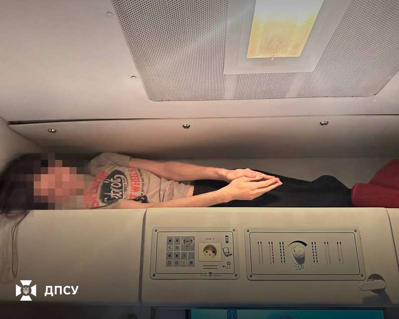 Ховалися на полицях для ковдр: у ДПСУ показали, як чоловіки тікали до Польщі поїздами