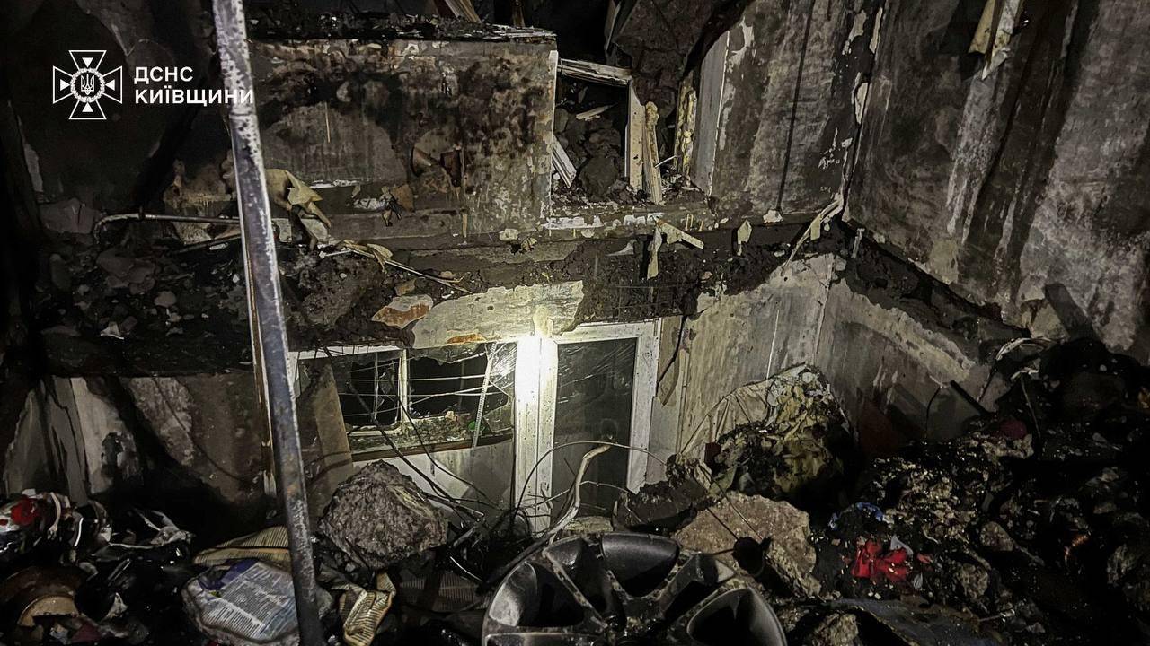 Дрон РФ влучив у багатоповерхівку в Києві: зруйновані кілька поверхів, є жертви