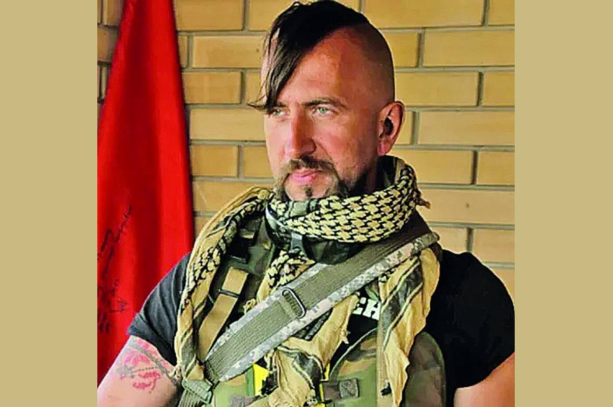 Він проміняв фрак на камуфляж і берці