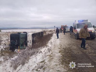 На Прикарпатті перевернувся автобус з пасажирами: загинула людина, є постраждалі