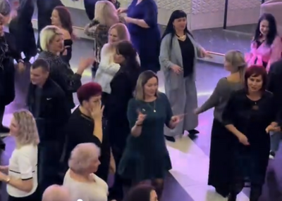 Танці на братській могилі: окупанти влаштували вечірку у Маріупольському драмтеатрі (відео)