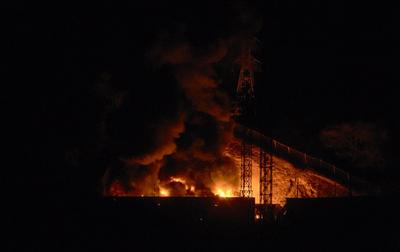 Пожежа на військовому комплексі Фуерте-Тіуна у Каракасі після вибухів.